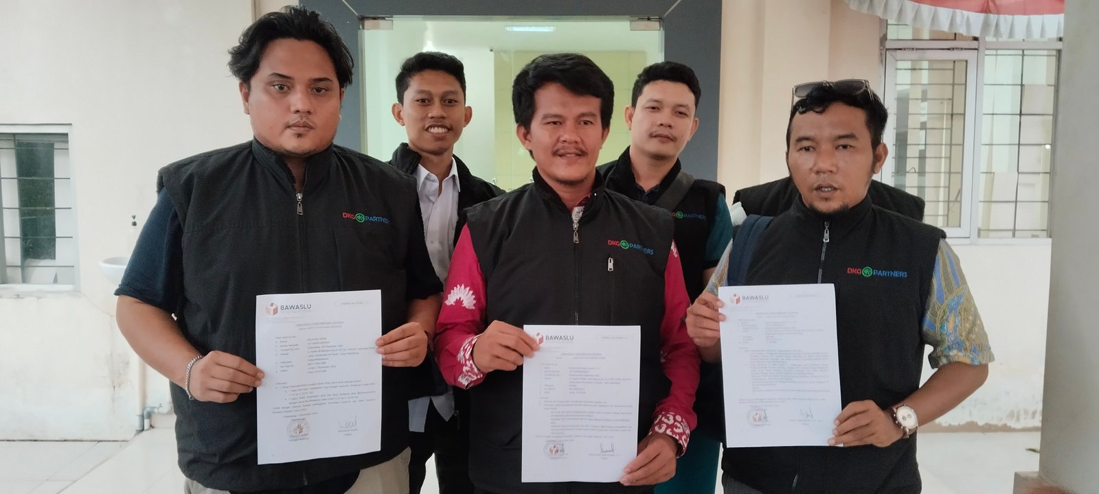 Tim hukum pasangan calon gubernur dan wakil gubernur Sumatera Selatan nomor urut 01 Herman Deru dan Cik Ujang (HDCU), yang diwakili oleh Muhammad Widad SH, MH mendatangi kantor Bawaslu Sumsel, Jumat (1/11/2024). 