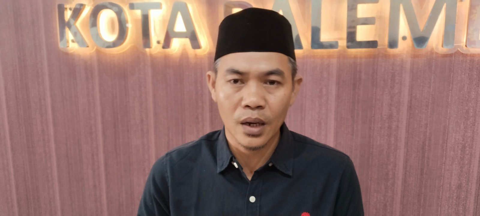 Ketua KPU Palembang Syawaludin, saat melakukan jumpa pers Sabtu (2/11/2024)