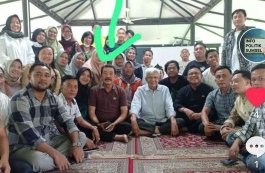 Foto Kadinsos Sumsel dengan salah satu cagub beredar di media sosial (Foto: Tangkapan layar)