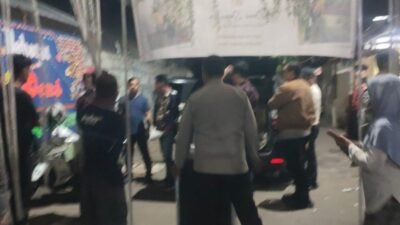 Jajaran Polsek Kertapati saat membubarkan acara musik remix di Jalan Dipo Palembang. (sumber : humas Polsek Kertapati)