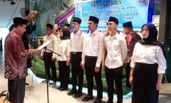 Panitia Pengawas Pemilu Kecamatan Kertapati saat melantik pengawas TPS (Sumber : halopos.id)