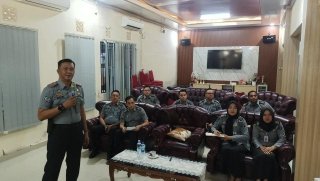 Karutan Kelas I Palembang, David Rosehan saat memimpin rapat internal guna penguatan tugas dan fungsi (Tusi) kepada Jajaran Kasi dan Kasubsi di ruang Aula kantor Rutan Kelas I Palembang, Senin (04/11/2024). (Sumber : halopos.id)