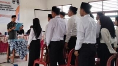 38 orang petugas TPS dilantik di Gedung Perpustakaan Kecamatan Penukal Utara, Senin (4/11/2024) (Sumber : halopos.id)