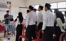 38 orang petugas TPS dilantik di Gedung Perpustakaan Kecamatan Penukal Utara, Senin (4/11/2024) (Sumber : halopos.id)