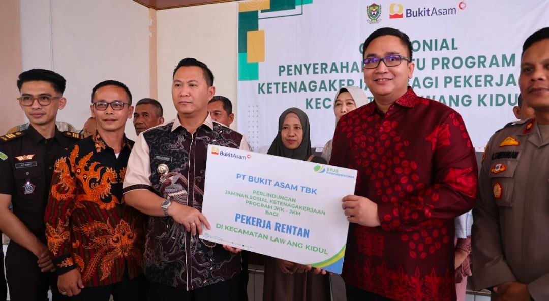 PT Bukit Asam Tbk (PTBA) memberikan bantuan iuran untuk perlindungan Jaminan Kecelakaan Kerja