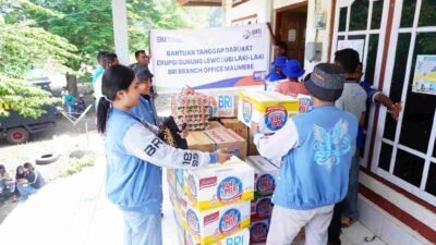 Unit Kerja Boru Kantor Cabang BRI Larantuka saat memberikan bantuan korban Gunung Lewotobi Laki-laki meletus (Sumber : Humas BRI) 