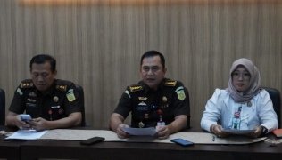 Tim pidsus Kejati Sumsel melakukan Pers rilis dugaan korupsi Eka Direktur Jenderal Perkeretaapian Kementerian Perhubungan RI di Kejati Sumsel, Selasa (5/11/2024).