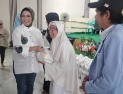 Anita Noeringhati Bagikan 300 Paket Sembako Program Tebus Murah Untuk Masyarakat 7 Ulu