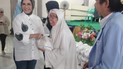 Anita Noeringhati saat pembagian 200 paket sembako tebus murah di Gedung Shinta Kelurahan 7 Ulu Palembang, Rabu (6/11).