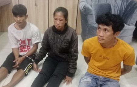 Tiga orang pelaku mencuri sepeda motor saat di Polsek Sukarami (Sumber : Halopos.id)