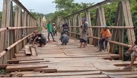Kondisi Jembatan penghubung utama antar desa di Kecamatan Pulau Rimau dan Kecamatan Selat Penuguan, Kabupaten Banyuasin (Sumber : Halopos.id)