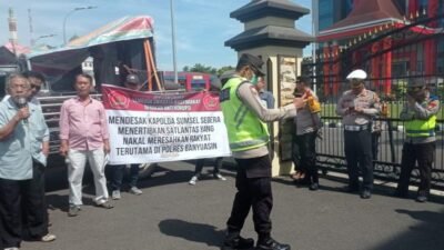 Puluhan Ormas gelar aksi damai di depan Mapolda Sumsel, Jum’at (8/11/2024). (Foto: Dok. Halopos.id)