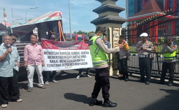 Puluhan Ormas gelar aksi damai di depan Mapolda Sumsel, Jum’at (8/11/2024). (Foto: Dok. Halopos.id)