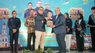 Penyerahan cinderamata oleh Anggota Komite BPH Migas Iwan Prasetya Adhi (kiri) kepada Harry Budi Sidharta selaku Direktur Infrastruktur dan Teknologi PGN (kanan) pada pembukaan BPH Migas Goes To Campus di Universitas Negeri Semarang, (Sumber : Dok. Humas PGN)