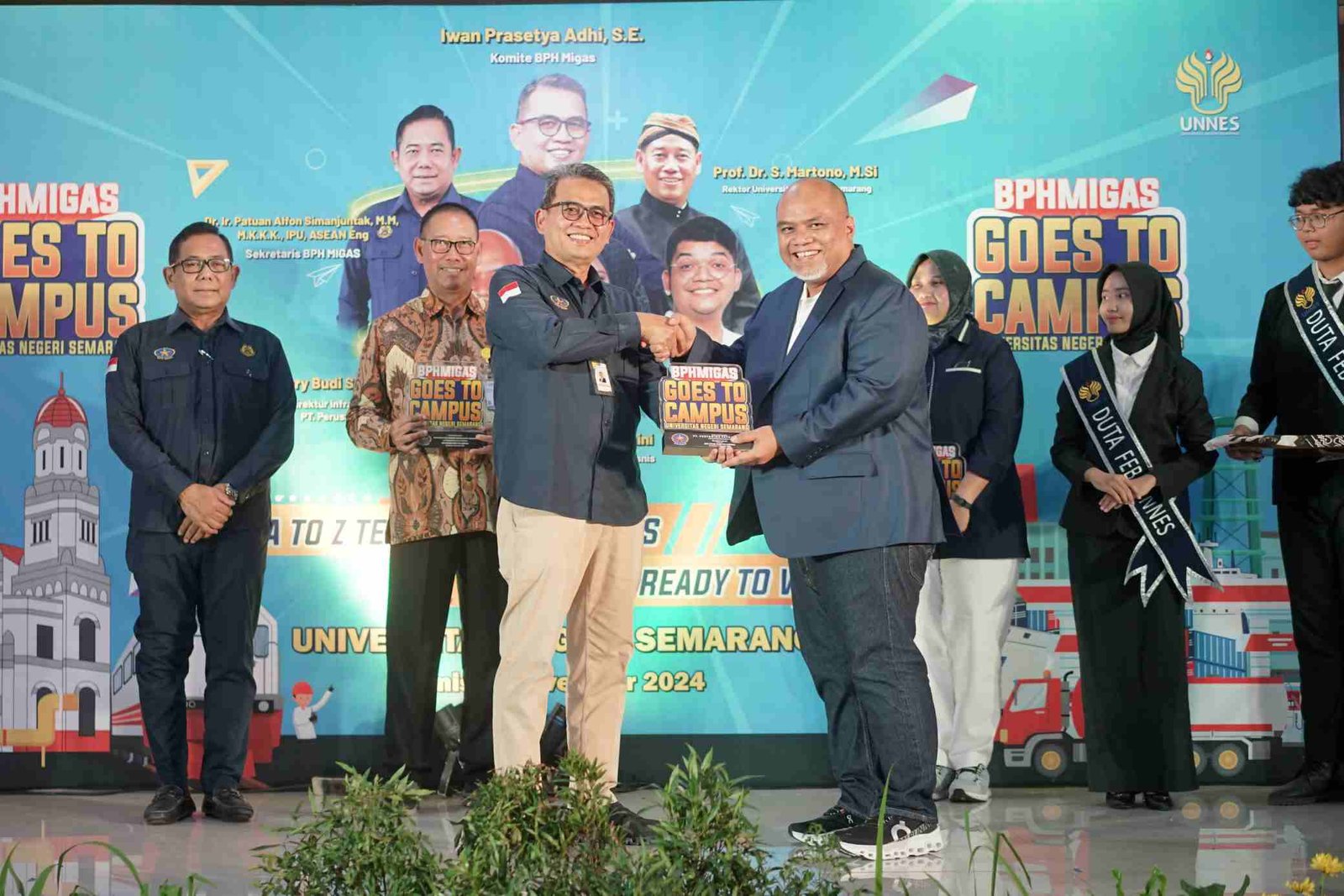 Penyerahan cinderamata oleh Anggota Komite BPH Migas Iwan Prasetya Adhi (kiri) kepada Harry Budi Sidharta selaku Direktur Infrastruktur dan Teknologi PGN (kanan) pada pembukaan BPH Migas Goes To Campus di Universitas Negeri Semarang, (Sumber : Dok. Humas PGN)