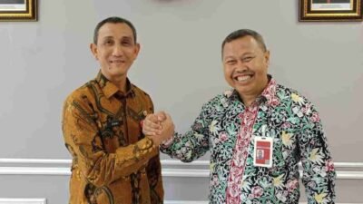 Kepala Dinas Perpustakaan Provinsi Sumsel Muhammad Zaki Aslam (batik coklat) Bersalam Komando dengan General Manager PT Angkasa Pura R. Iwan Winaya Mahdar usai Penandatangan MoU POCADI Tahun Ke Empat (Foto: Dok. Halopos.id)