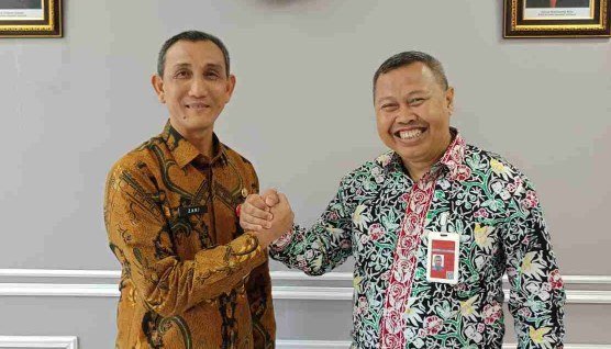 Kepala Dinas Perpustakaan Provinsi Sumsel Muhammad Zaki Aslam (batik coklat) Bersalam Komando dengan General Manager PT Angkasa Pura R. Iwan Winaya Mahdar usai Penandatangan MoU POCADI Tahun Ke Empat (Foto: Dok. Halopos.id)