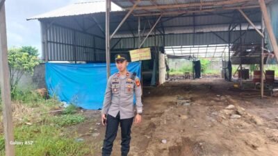 Kapolsek Kertapati, Iptu Angga Kurniawan saat menertibian salah satu tempat diduga menimbun BBM ilegal. (Foto : Dok. Halopos.id)