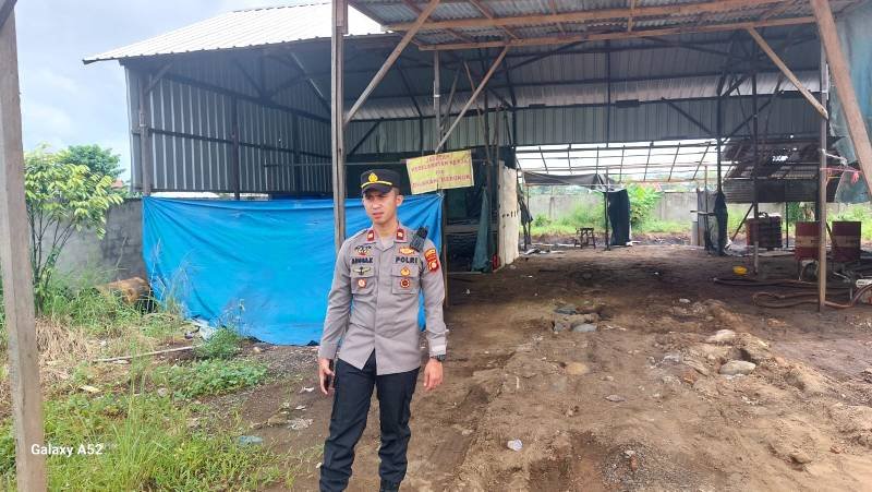 Kapolsek Kertapati, Iptu Angga Kurniawan saat menertibian salah satu tempat diduga menimbun BBM ilegal. (Foto : Dok. Halopos.id)