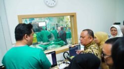 Penjabat (Pj) Bupati Muba, H Sandi Fahlepi, hadir untuk menyaksikan langsung proses operasi pemasangan ring jantung di RSUD Sekayu. (Foto: Dok.Humas Kominfo Muba)