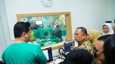 Penjabat (Pj) Bupati Muba, H Sandi Fahlepi, hadir untuk menyaksikan langsung proses operasi pemasangan ring jantung di RSUD Sekayu. (Foto: Dok.Humas Kominfo Muba)