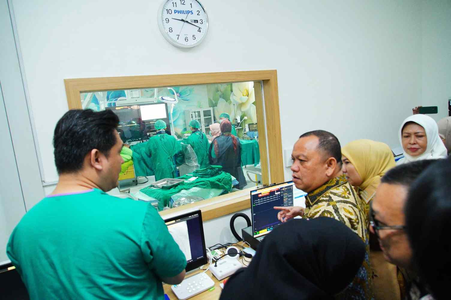 Penjabat (Pj) Bupati Muba, H Sandi Fahlepi, hadir untuk menyaksikan langsung proses operasi pemasangan ring jantung di RSUD Sekayu. (Foto: Dok.Humas Kominfo Muba)
