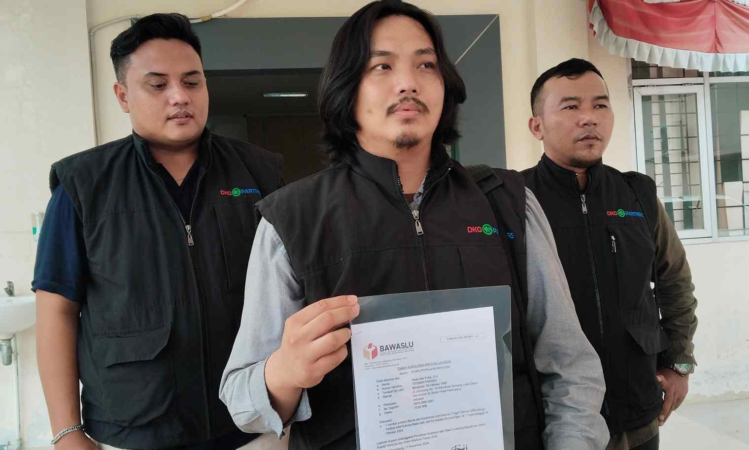 Tim Hukum HDCU saat melapor ke Badan Pengawas Pemilu (Bawaslu) Sumsel, Senin (11/11/2024). 