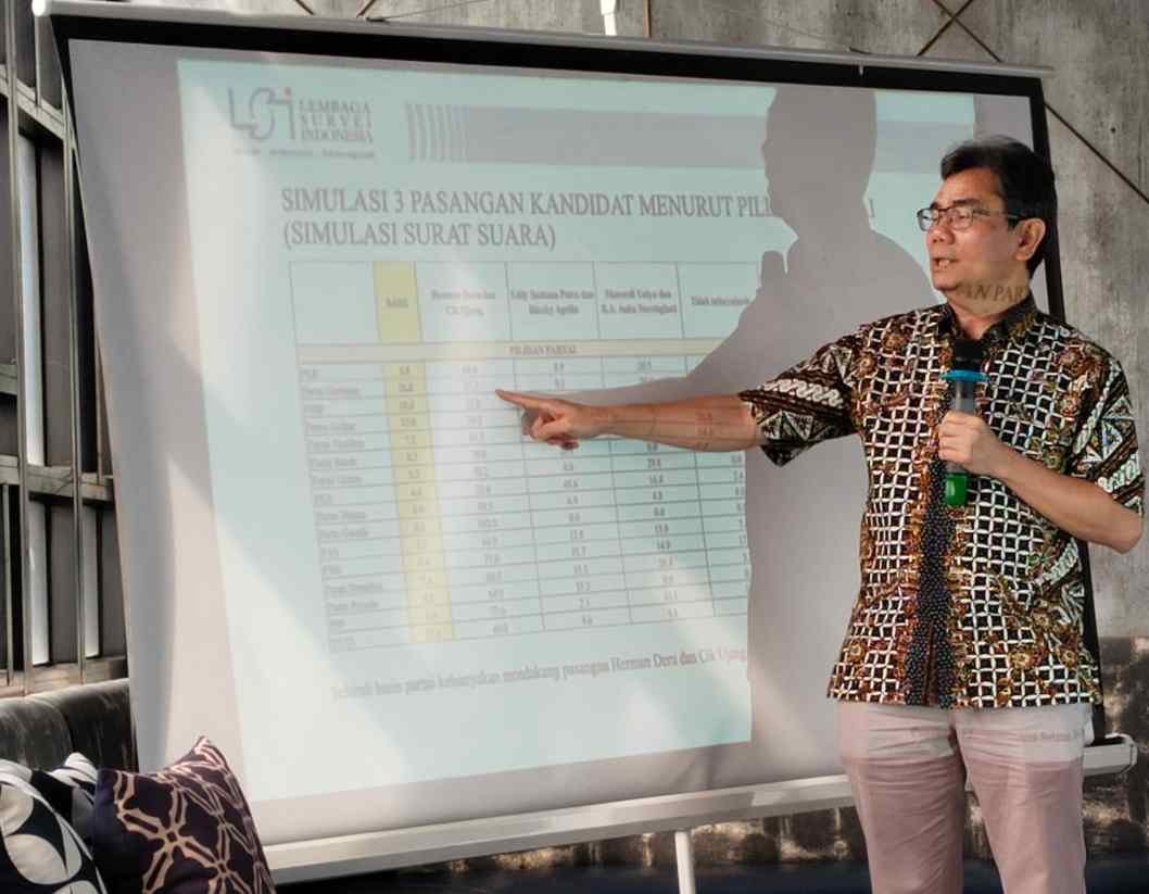 Direktur Eksekutif LSI, Djayadi Hanan saat memaparkan hasil survei Pilkada Sumsel 2024, di Palembang, Senin (11/11/2024).
