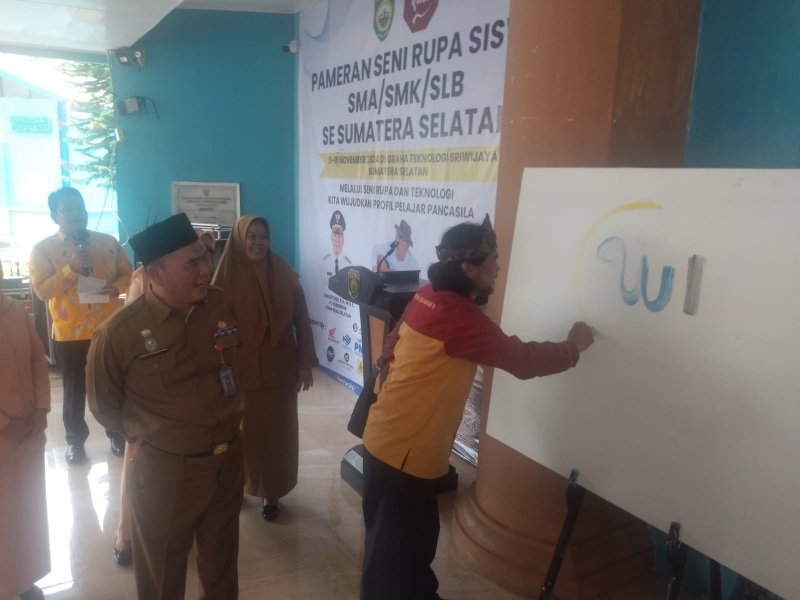 Dinas Pendidikan Provinsi Sumatera Selatan (Sumsel) melalui UPTD Graha Teknologi Sriwijaya bersama Komunitas Batang Hari Sembilan (Kobar) 9 menggelar pameran Seni Rupa Pelajar SMA/SMK/SLB Se Sumatera Selatan dari tanggal 11 November sampai 15 November 2024, Senin (11/11) di UPTD Graha Teknologi Sriwijaya di Jalan Seniman Amri Yahya di Jalan Jakabaring, Palembang.