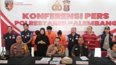 Konfrensi Pers tiga pelaku pencurian motor beserta barang bawaan berupa paket milik Agung Hidayat, seorang kurir salah satu perusahaan jasa antar barang di Kota Palembang.(Foto: Dok. Halopos.id)