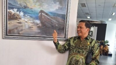 Ketua Komisi V DPRD Provinsi Sumatera Selatan, Alwis Gani mengunjungi pameran seni rupa. (Foto: Dok.halopos.id)