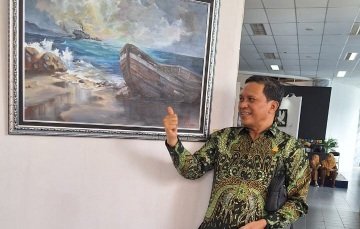 Ketua Komisi V DPRD Provinsi Sumatera Selatan, Alwis Gani mengunjungi pameran seni rupa. (Foto: Dok.halopos.id)