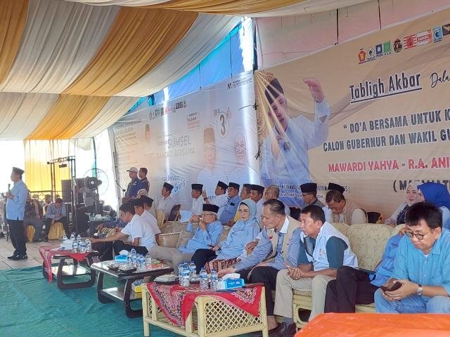 Calon Gubernur Mawardi Yahya dan Calon Wagub Hj RA Anita Noeringhati di Kabupaten Muba. saat tabligh akbar di Desa Berlian Makmur C2 Kecamatan Sungai Lilin dan Kecamatan Banyuasin Kabupaten Muba, Selasa 12 November 2024.(Foto: Dok. humas matahati)