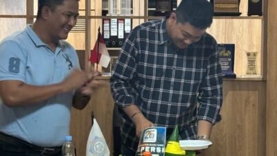 Ketua Apersi Sumsel Doni Prabowo (kanan) dan Sekretaris DPW Apersi Sumsel Adi Kurniawan Bima (kiri) saat potong tumpeng HUT Apersi ke 26, Selasa (12/11/2024), Foto : Dok.Halopos.id