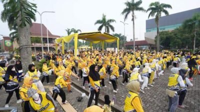 Senam sehat sebagai rangkaian dari peringatan HUT Golkar ke 60 tahun dilaksanakan dihalaman kantor DPRD Sumsel. (Foto: Halopos.id)