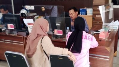Korban Nicky Andriyani (31) warga Jalan HBR Motik Komplek Bougenville Kecamatan Alang-alang Lebar Palembang, melaporkan peristiwa ini ke Polrestabes, Palembang, Senin (18/11/2024). (Foto: Halopos.id)