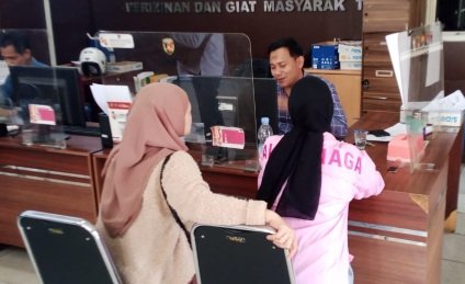 Korban Nicky Andriyani (31) warga Jalan HBR Motik Komplek Bougenville Kecamatan Alang-alang Lebar Palembang, melaporkan peristiwa ini ke Polrestabes, Palembang, Senin (18/11/2024). (Foto: Halopos.id)