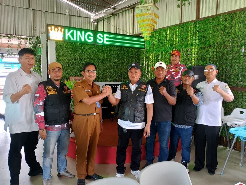 Kesbangpol Sumsel saat mengunjungi Ormas GBR Sriwijaya. (Foto: Halopos.id)