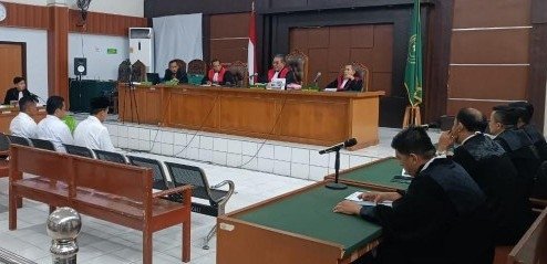 Tiga terdakwa korupsi pengadaan batik Dinas PMD Sumsel saat mendengarkan putusan hakim. (Foto: Halopos.id)