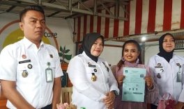 Lina Lutfiawati (34) alias Lina Mukherjee kasus penistaan agama hari ini Rabu (20/11/2024) resmi dibebaskan secara bersyarat.  (Foto: Halopos.id)