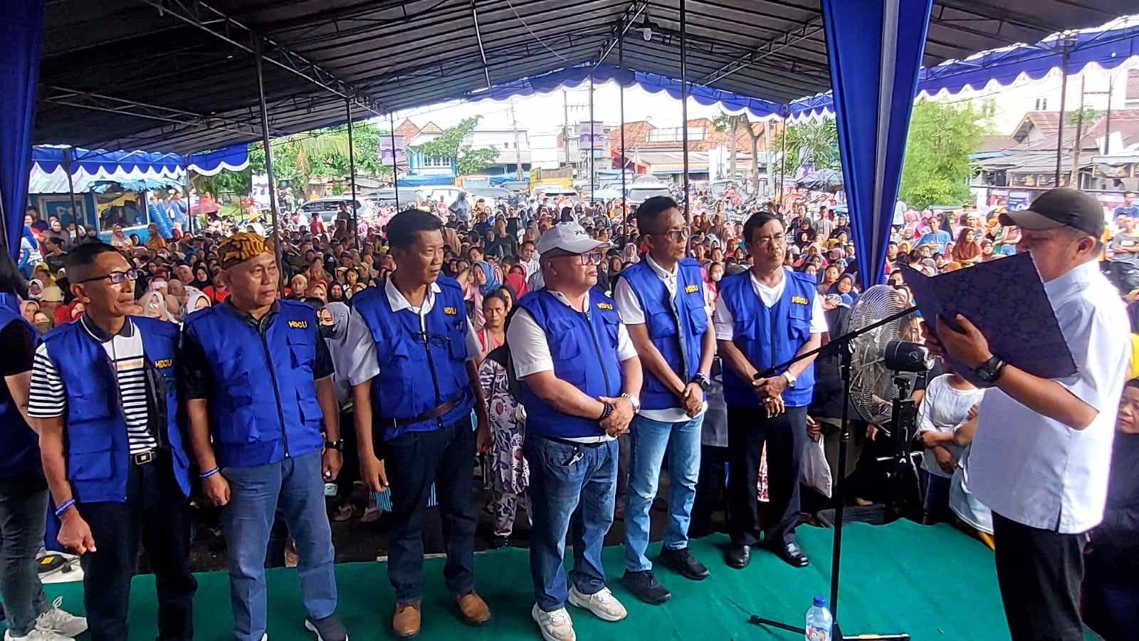 Cagub Sumsel, Hean Deru saat mengukuhkan Forum Warga Seputar Simpang Sungki. (Foto: Halopos.id)