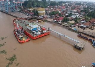 Kapal Bongkar Muat di Pelabuhan Boom Baru. (Foto: halopos.id)