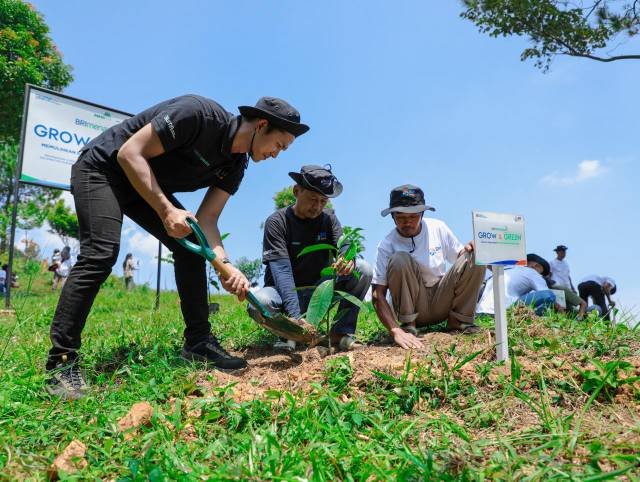 Aksi Nyata Kelompok Tani Selamatkan Lingkungan Bersama BRI Menanam-Grow & Green. (Foto: Humas BRI)