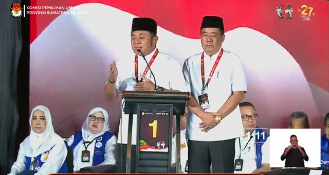 Calon Gubernur dan Wakil Gubernur, Herman Deru-Cik Ujang (HDCU) saat mengikuti debat Pilgub Sumsel ketiga. Foto : Tangkap Layar YouTube KPU Sumsel.
