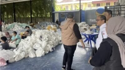 Bawaslu Sumsel saat mengecek gudang sembako yang sebelumnya diduga milik pasangan HDCU yang disimpan Kantor DPW NasDem Sumsel, Kamis (21/11/2024). 