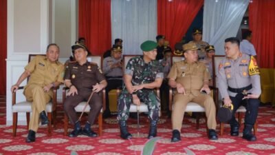 Pj Bupati Musi Banyuasin, H Sandi Fahlepi hadir langsung dalam apel Pergeseran Pasukan. (Foto : Humas Kominfo Muba)
