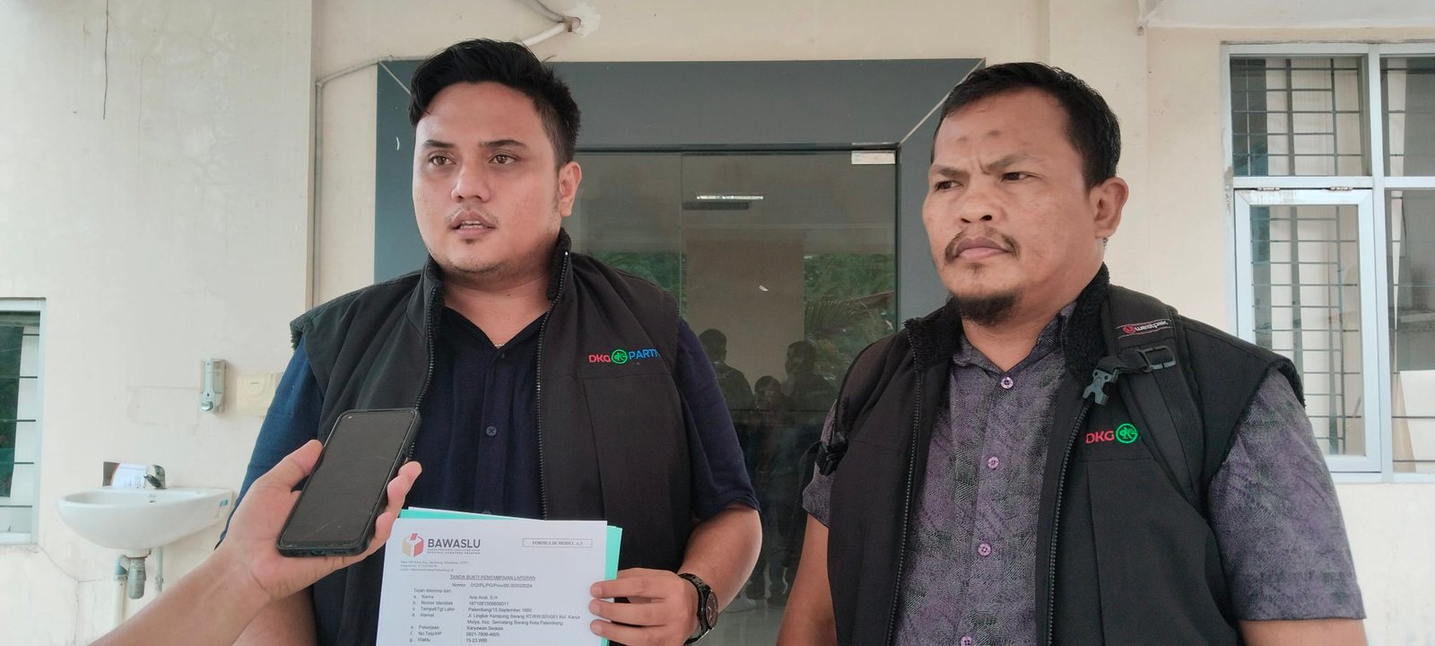 Tim Hukum HD-CU saat melaporkan oknum kades ke Bawaslu Sumsel. (Foto : Halopos.id)