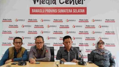 Bawaslu Sumsel saat menggelar konfrensi Pers dengan awak media. (Foto : Halopos.id)