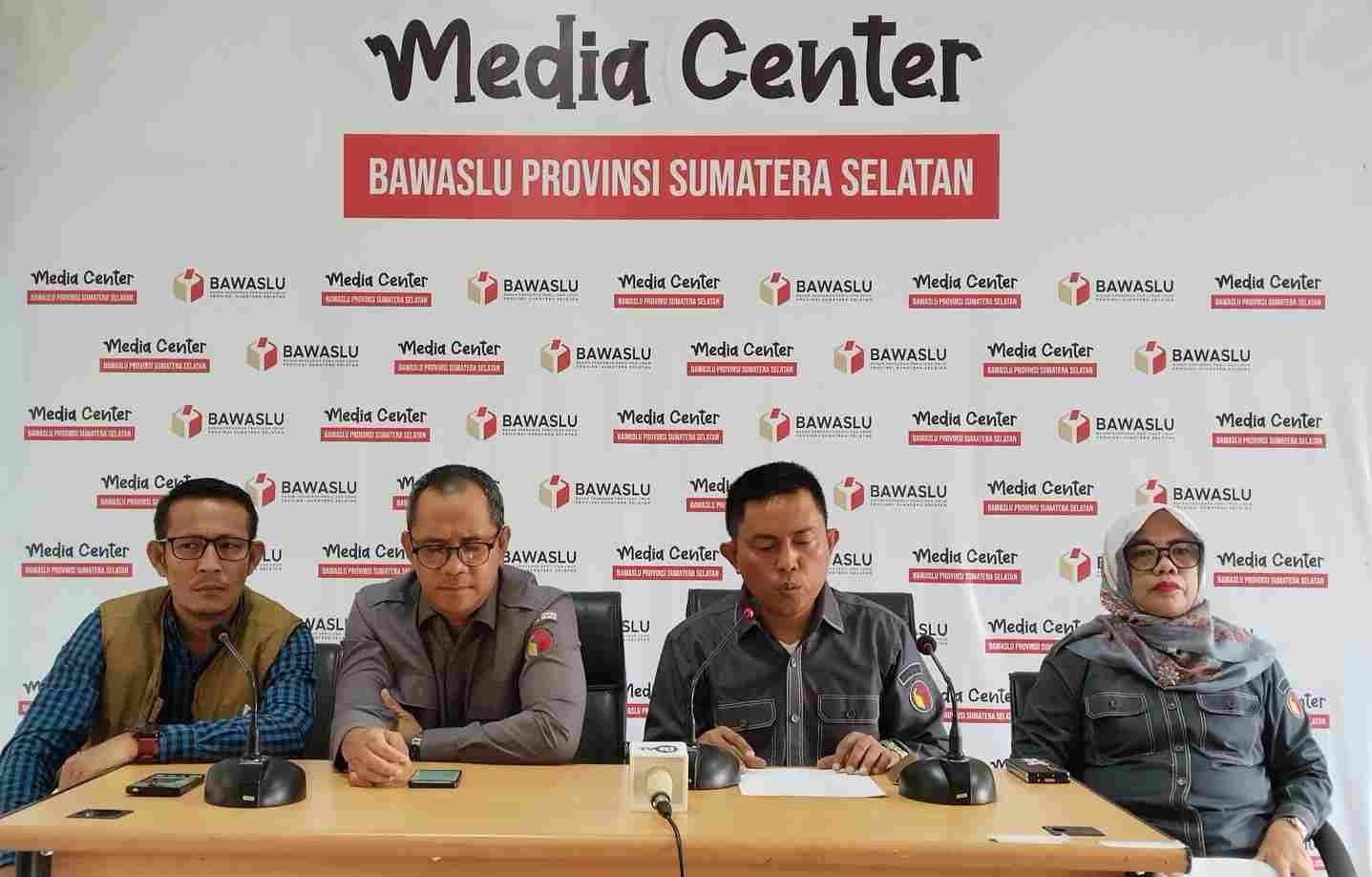 Bawaslu Sumsel saat menggelar konfrensi Pers dengan awak media. (Foto : Halopos.id)