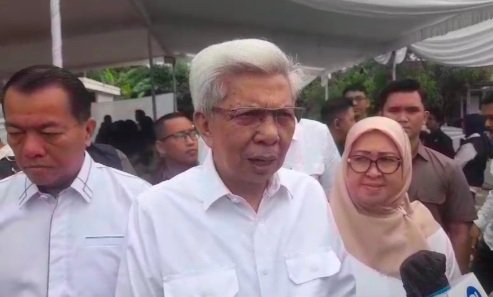 Calon Gubernur (Cagub) Sumsel Mawardi Yahya didampingi istri. (Foto : Halopos.id)